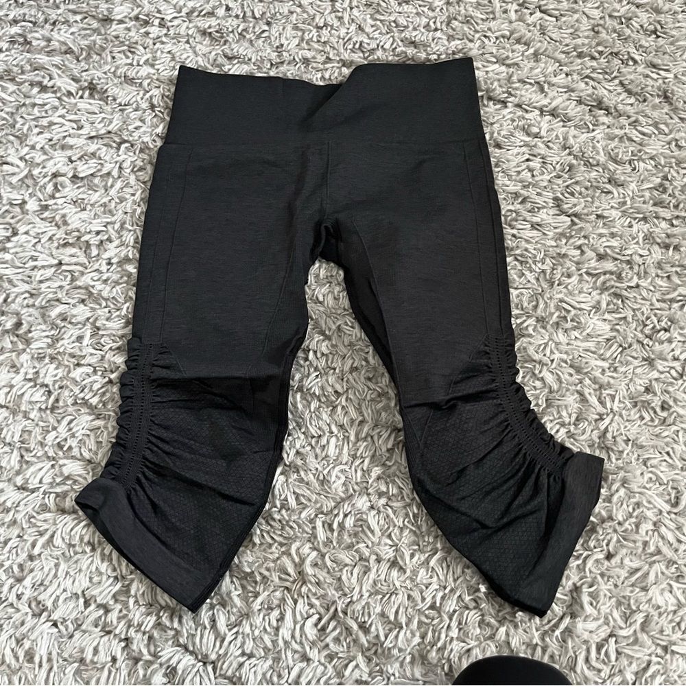 Lululemon seamless cropped leggings size 6